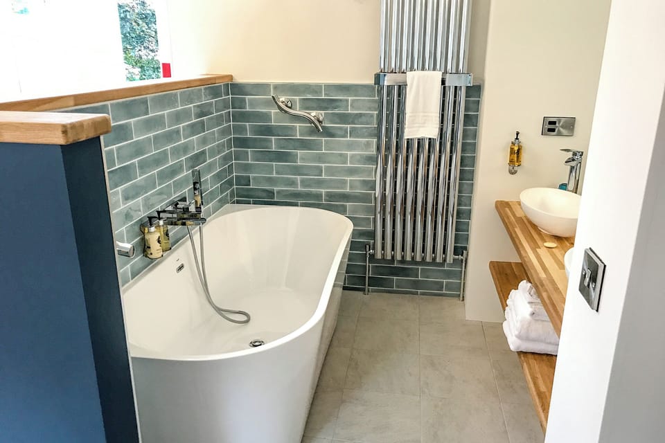 Deluxe Suite, 1 King Bed | Bathroom | Hair dryer, towels, soap, shampoo