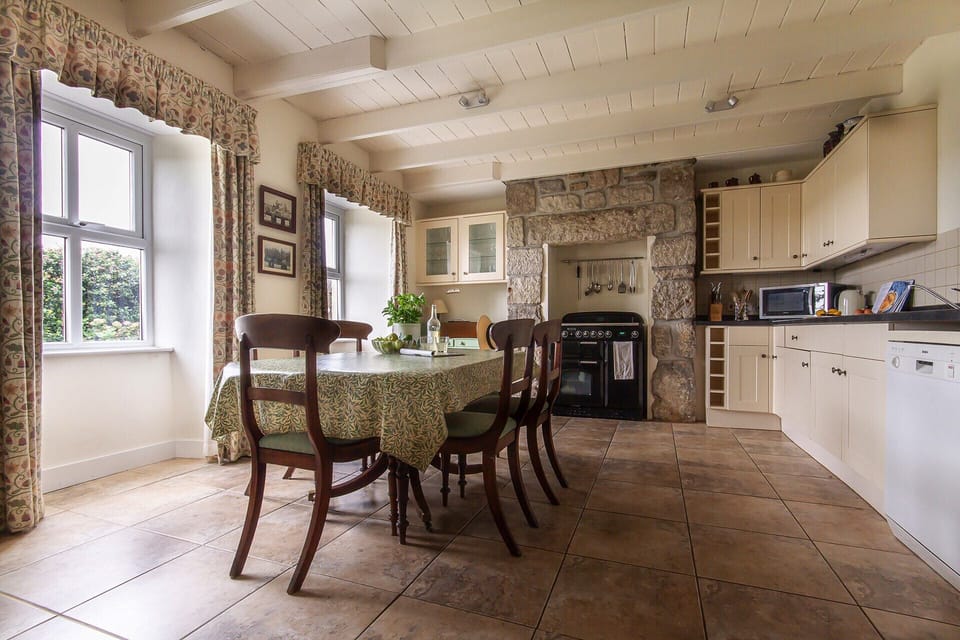 Spacious kitchen/ dining room