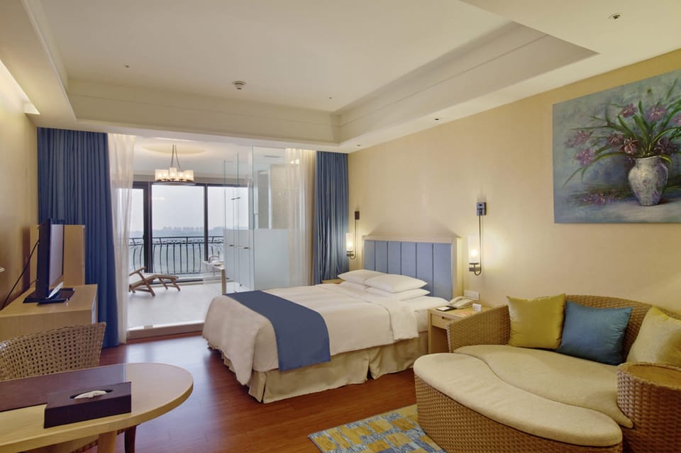 Premier King | Premium bedding, in-room safe, desk, iron/ironing board