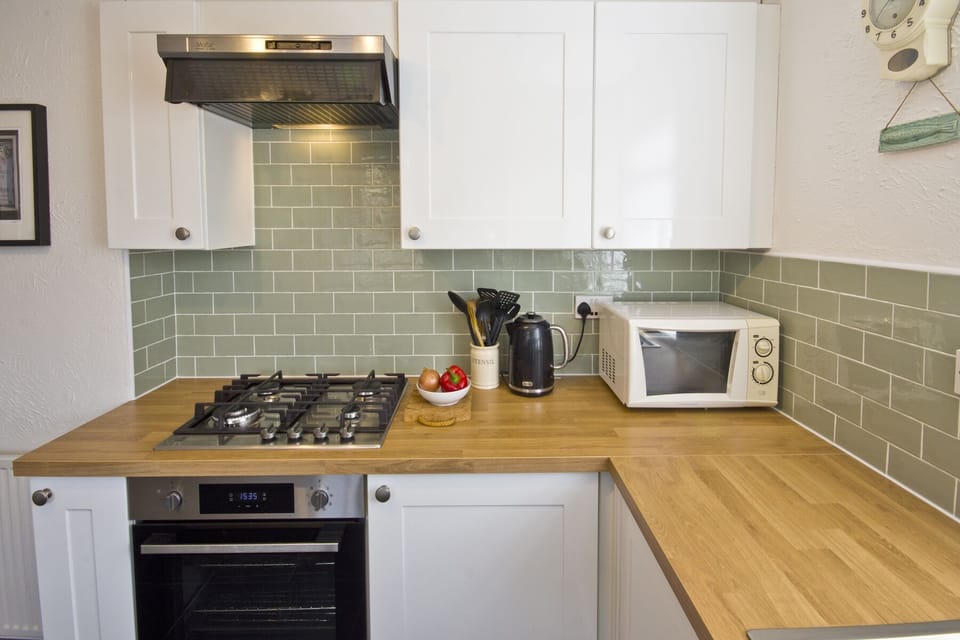 A well-equipped kitchen - even a cook's blowtorch (gas not supplied!)