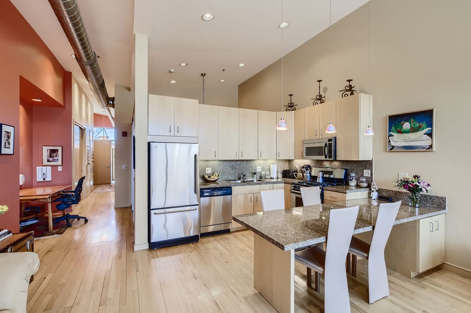 Open kitchen, dining island