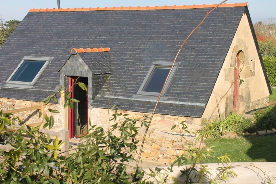 Un petit bâtiment typique de l'architecture paysanne à Logonna-Daoulas