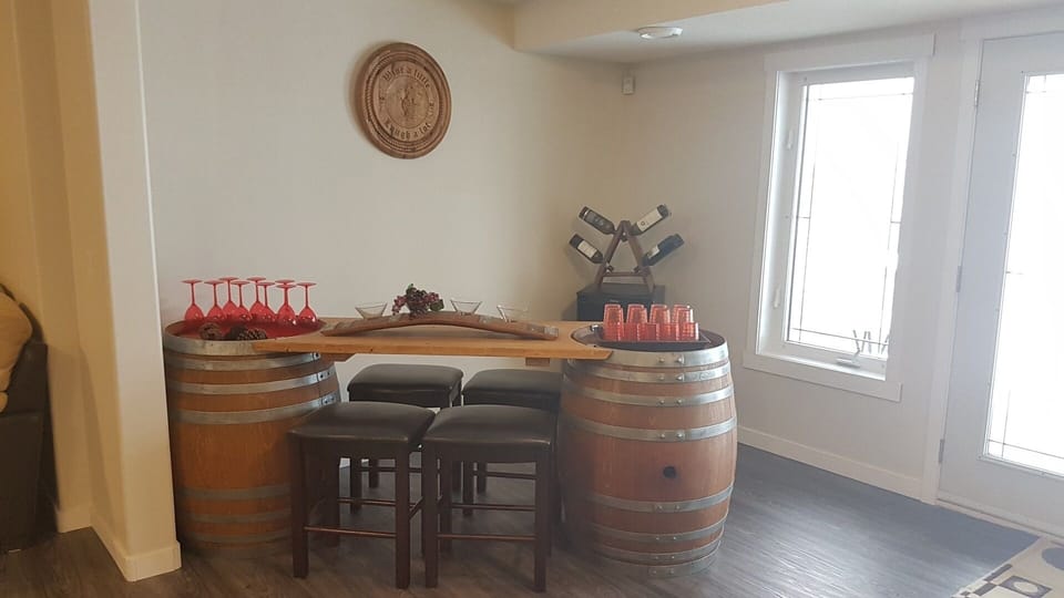 Pool level bar