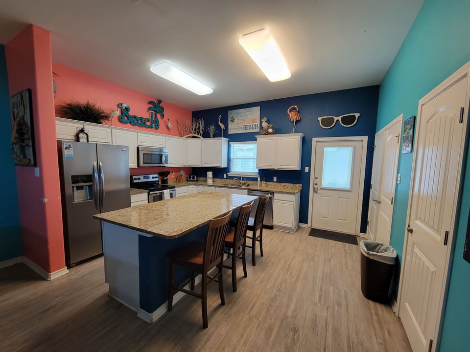 Fully equipped kitchen. 3 chairs at large kitchen island.