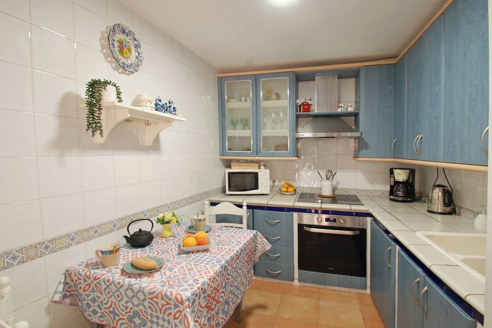 The kitchen has a cosy breakfast nook for early risers. 