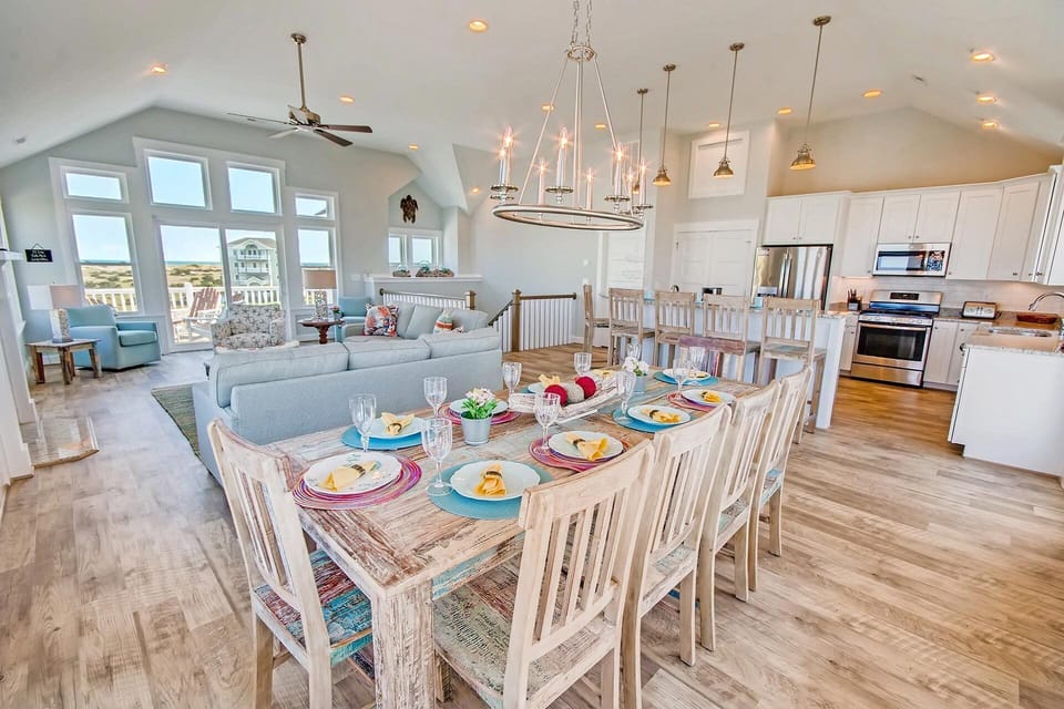 Keep the whole group connected, no matter the activity, thanks to the top floor's open layout.