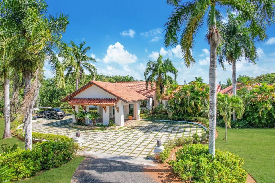 Mangos 11a: front view of the property
