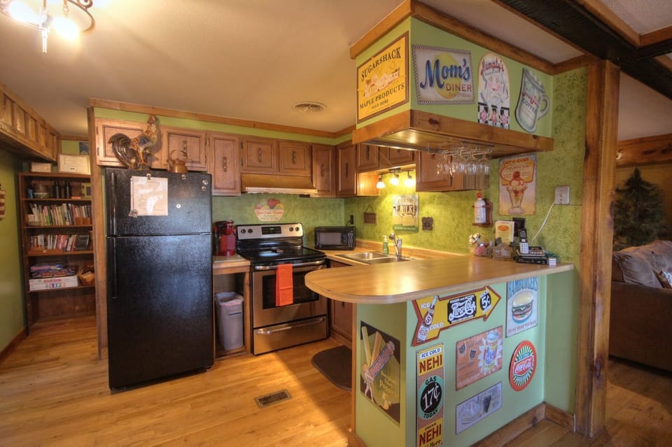 Well-stocked full kitchen