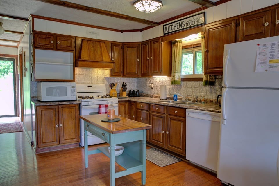 Adorable cabin kitchen!