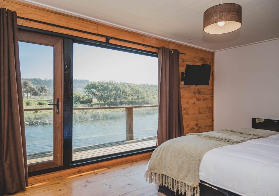 Superior Room, 1 King Bed, Non Smoking | In-room safe, blackout drapes, iron/ironing board (on request)