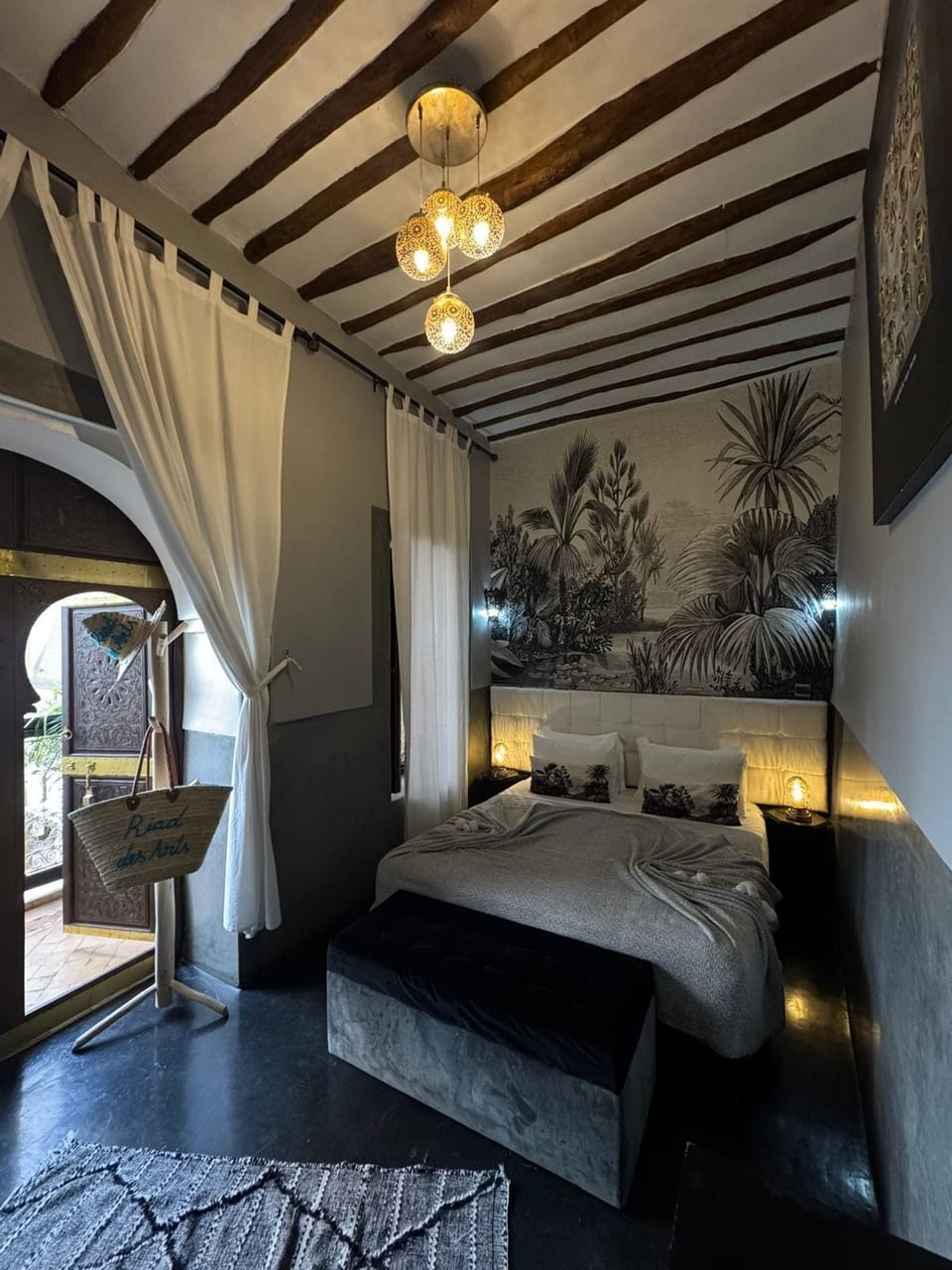 Superior Double or Twin Room (Grise) | In-room safe, blackout drapes, iron/ironing board, free WiFi