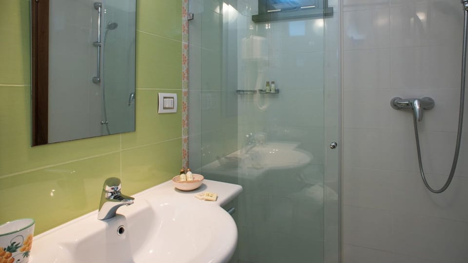Economy Room, 1 Bedroom | Bathroom shower