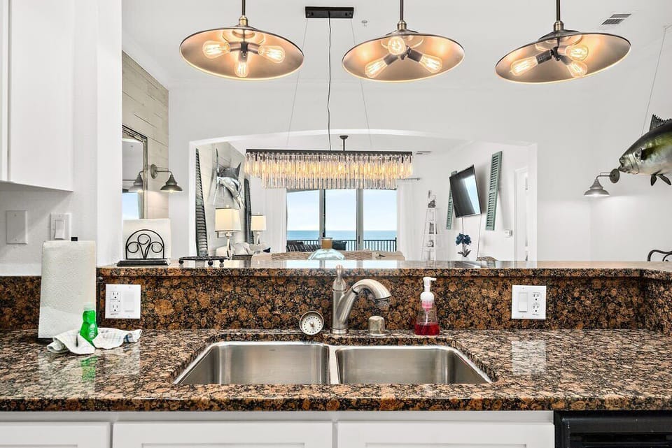 Kitchen w/granite counters overlooks the ocean