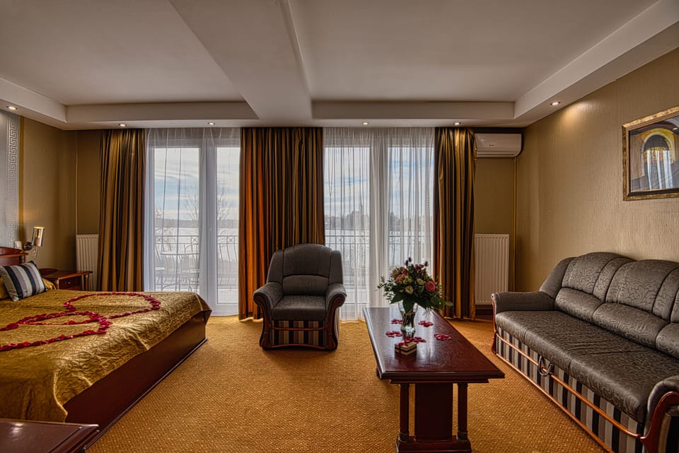 Superior Double Room | Minibar, soundproofing, iron/ironing board, free WiFi