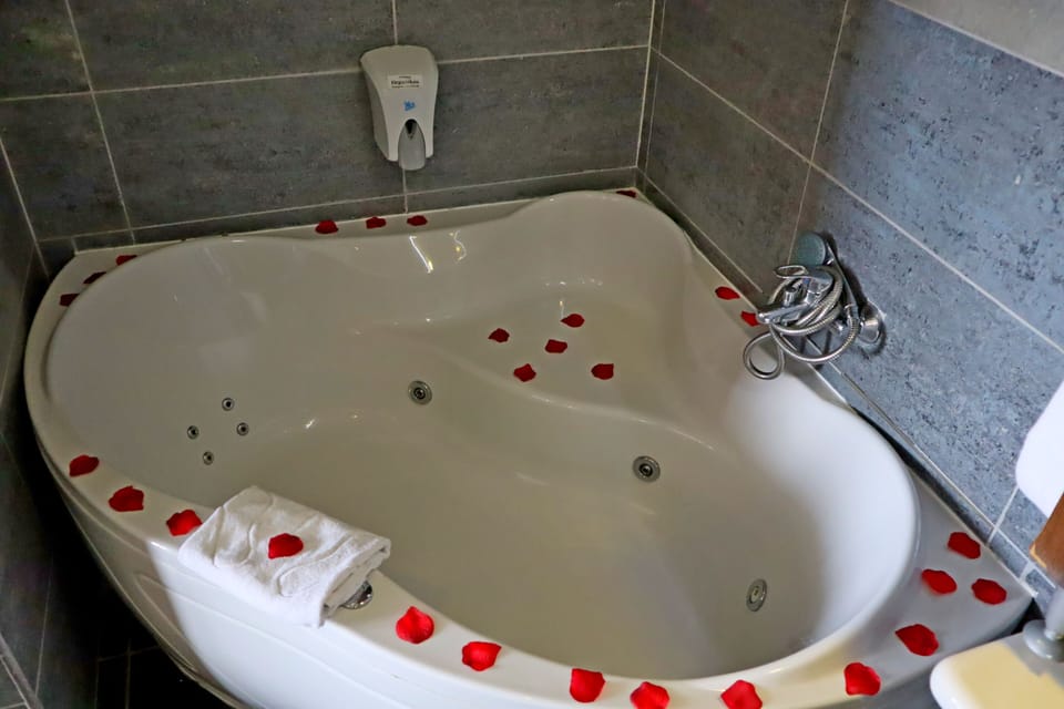 Romantic Double Room | Bathroom | Shower, free toiletries, hair dryer, bathrobes