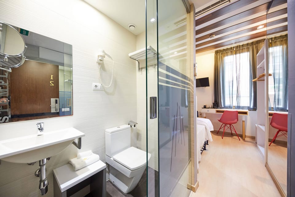 Single Room | Bathroom | Shower, free toiletries, hair dryer, towels