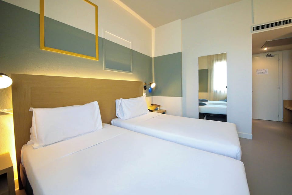 Standard Twin Room | In-room safe, desk, soundproofing, iron/ironing board
