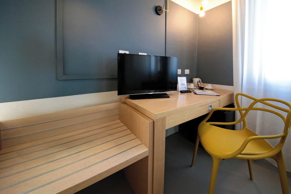 Single Room | In-room safe, desk, soundproofing, iron/ironing board (on request)