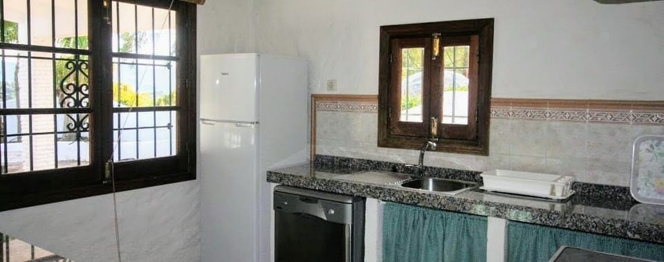 Basic Cottage | Private kitchen | Fridge, microwave, oven, stovetop