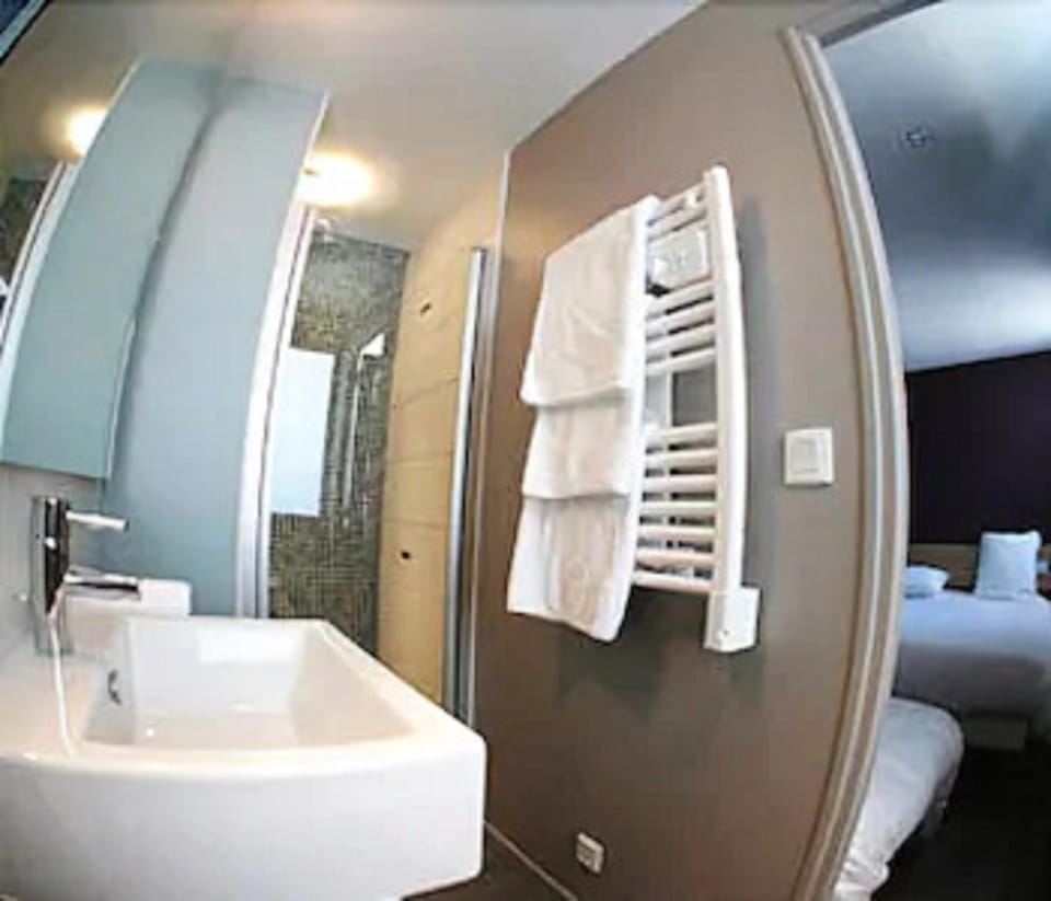 Comfort Double Room | Bathroom sink