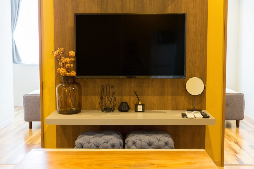 Executive Apartment, 2 Bedrooms, Non Smoking (4F) | Television