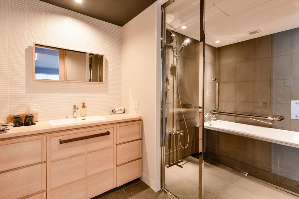 Premier Deluxe, Non Smoking | Bathroom | Combined shower/tub, free toiletries, hair dryer, slippers