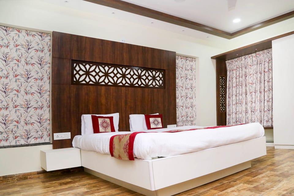 Deluxe Room | Blackout drapes, rollaway beds, free WiFi, bed sheets