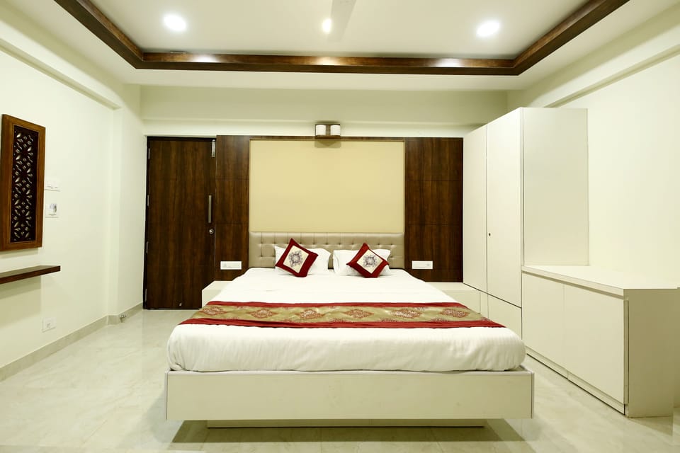 Blackout drapes, rollaway beds, free WiFi, bed sheets