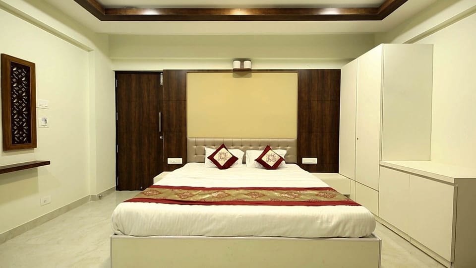 Blackout drapes, rollaway beds, free WiFi, bed sheets