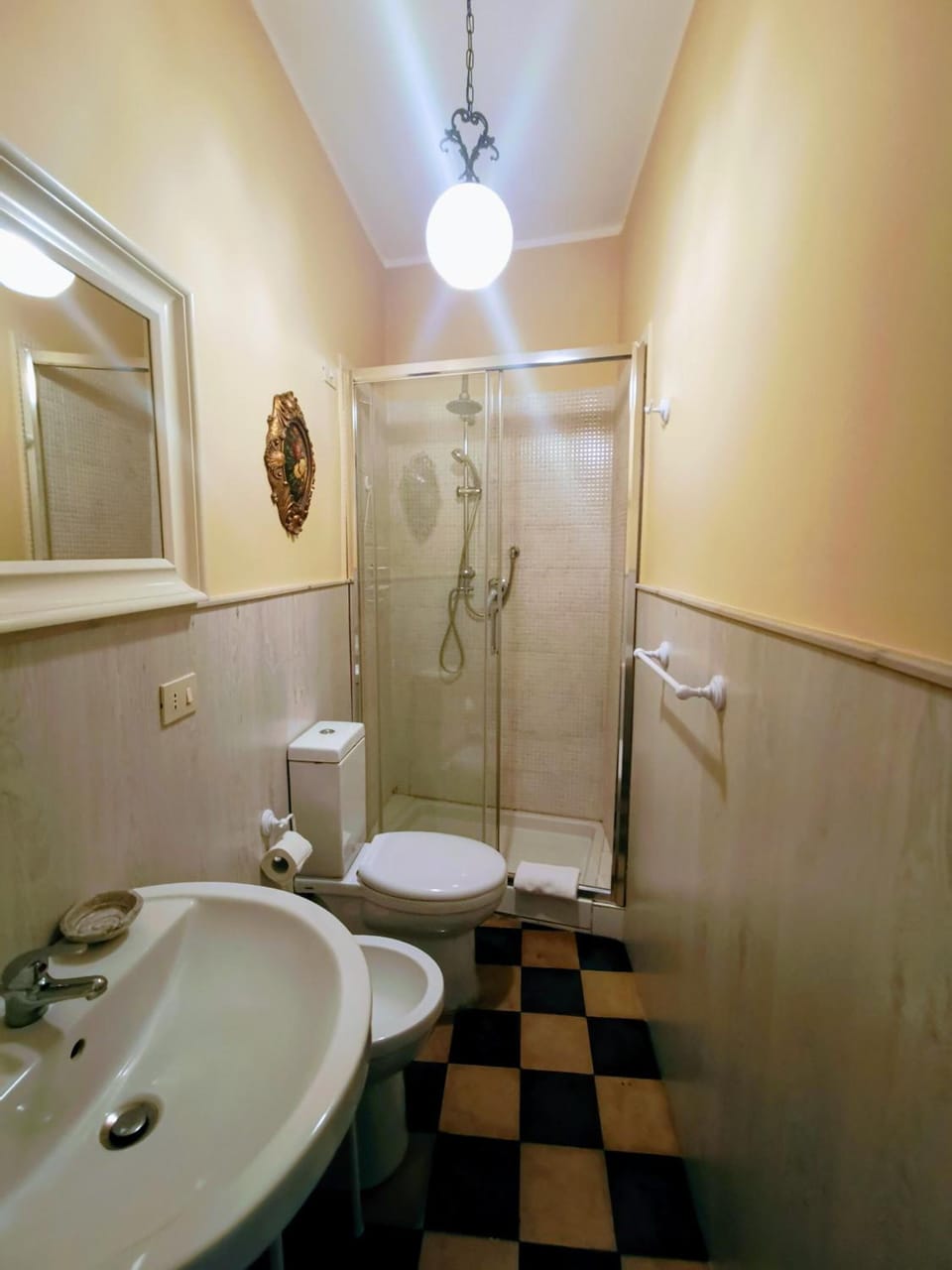 Shower, bidet, towels