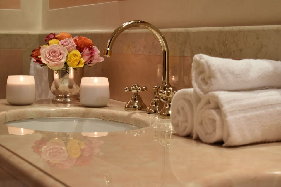 Superior Room, 1 King Bed, Balcony | Bathroom | Free toiletries, hair dryer, bathrobes, slippers