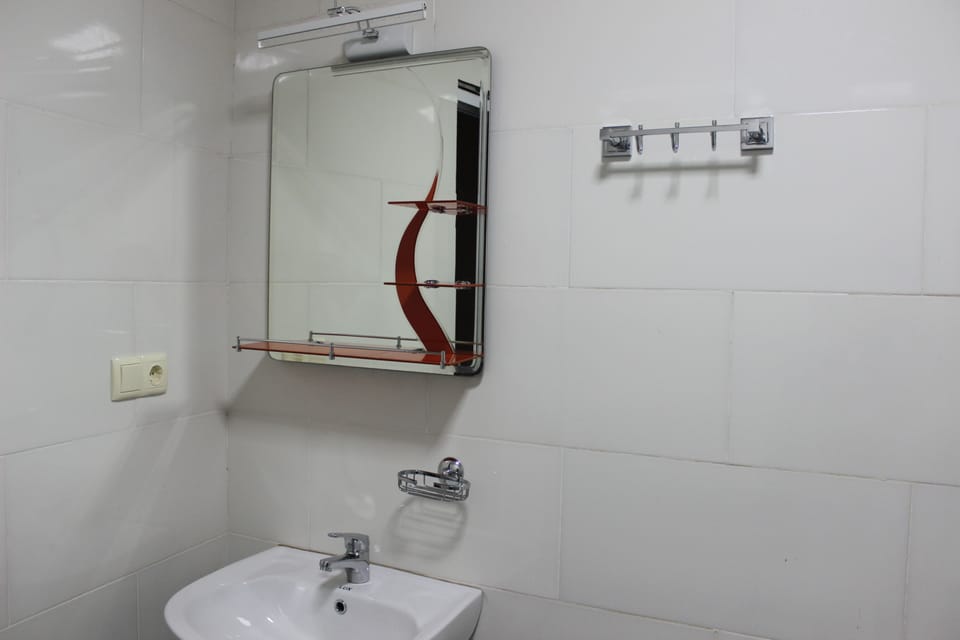 Standard Double or Twin Room | Bathroom | Shower, free toiletries, hair dryer, bathrobes