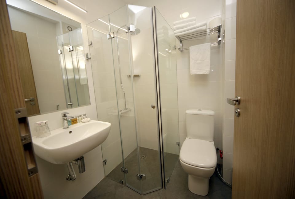 Deluxe Double or Twin Room | Bathroom | Bathtub, free toiletries, hair dryer, bathrobes