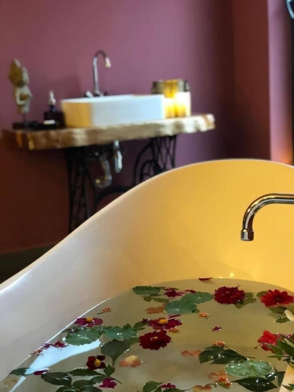 Deep soaking bathtub