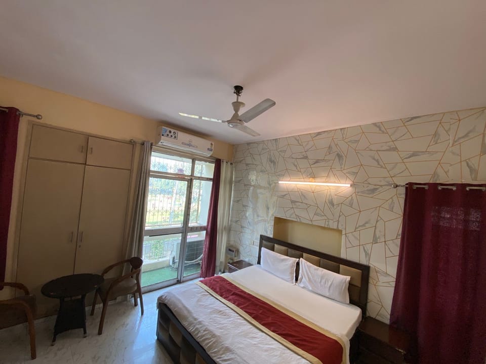 Deluxe Double or Twin Room, 1 Bedroom, Smoking | Pillowtop beds, desk, laptop workspace, soundproofing