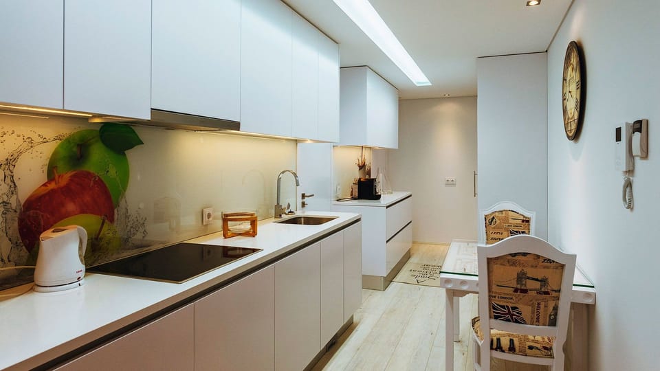 Design House, 3 Bedrooms, Lake View | Private kitchen