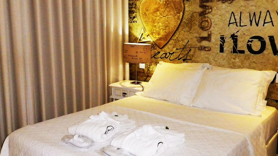 Design House, 3 Bedrooms, Lake View | Minibar, in-room safe, individually decorated, individually furnished