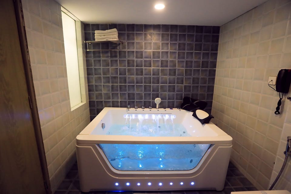 Suite with Jacuzzi | Bathroom | Shower, rainfall showerhead, free toiletries, hair dryer