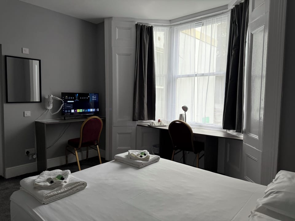 Superior Double Room | Desk, bed sheets