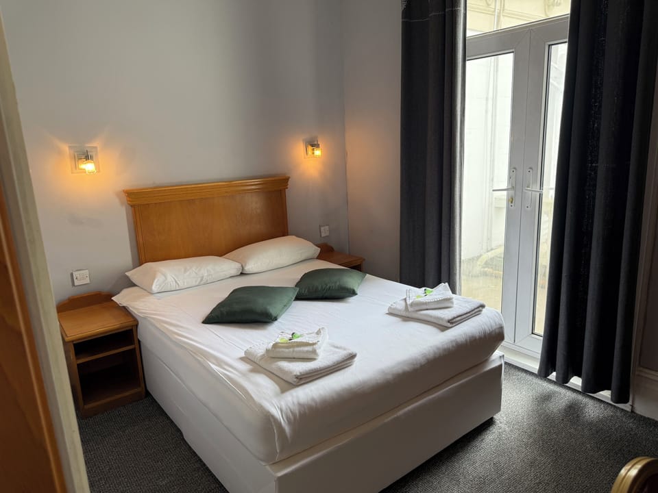 Double Room | Desk, bed sheets