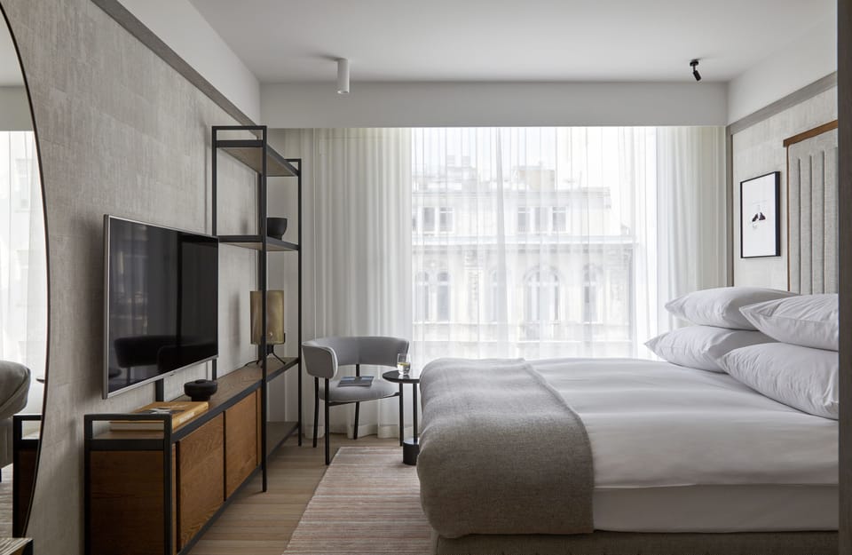 Classic Plus Queen | Hypo-allergenic bedding, in-room safe, individually decorated, desk