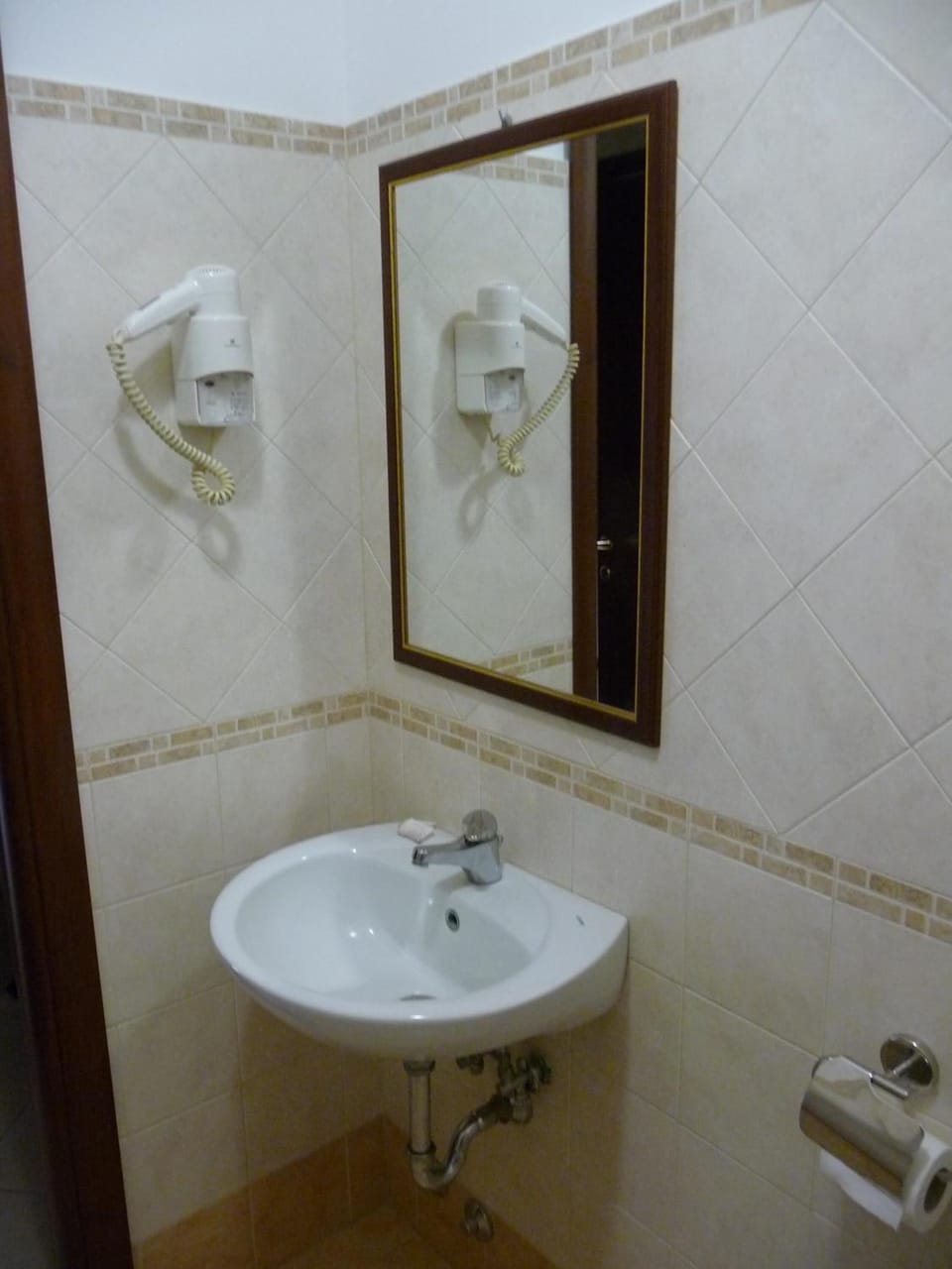 Shower, free toiletries, hair dryer, bidet