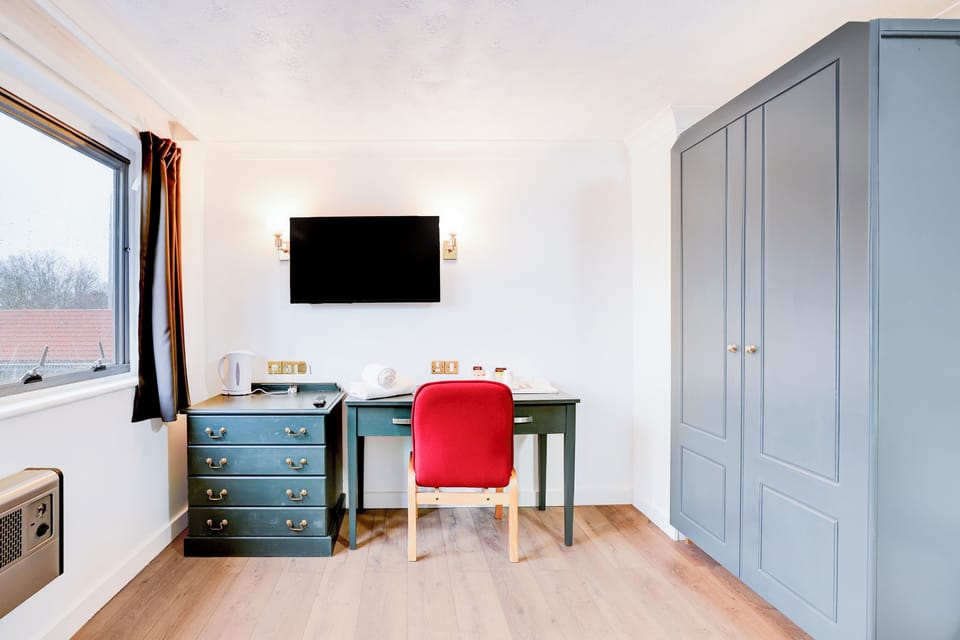 Family Room, Multiple Beds | Desk, iron/ironing board, free WiFi, bed sheets