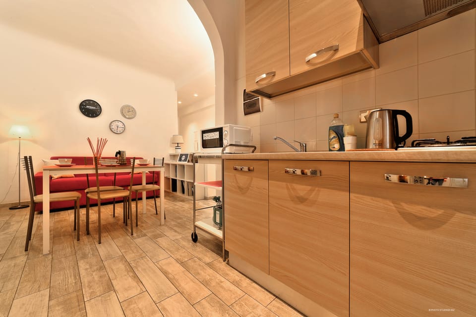 City Apartment, 3 Bedrooms | Private kitchen | Full-size fridge, microwave, oven, stovetop