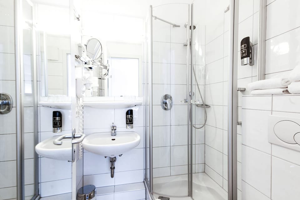Single Room | Bathroom | Free toiletries, hair dryer, towels