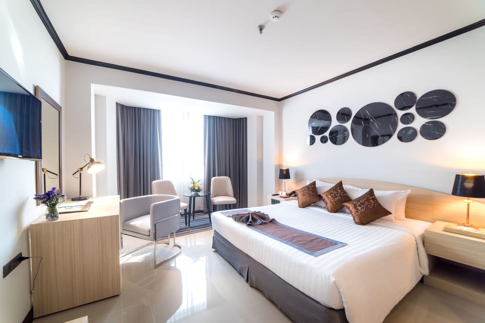 Executive Double or Twin Room | Minibar, in-room safe, desk, blackout drapes