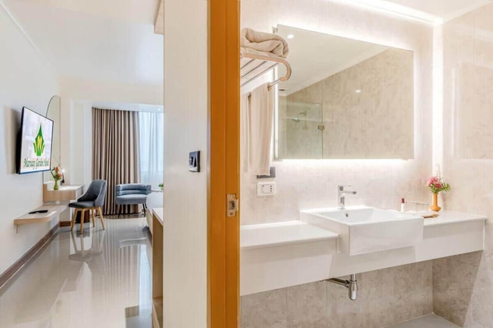 Premium Deluxe Room | Bathroom | Free toiletries, hair dryer, bathrobes, slippers