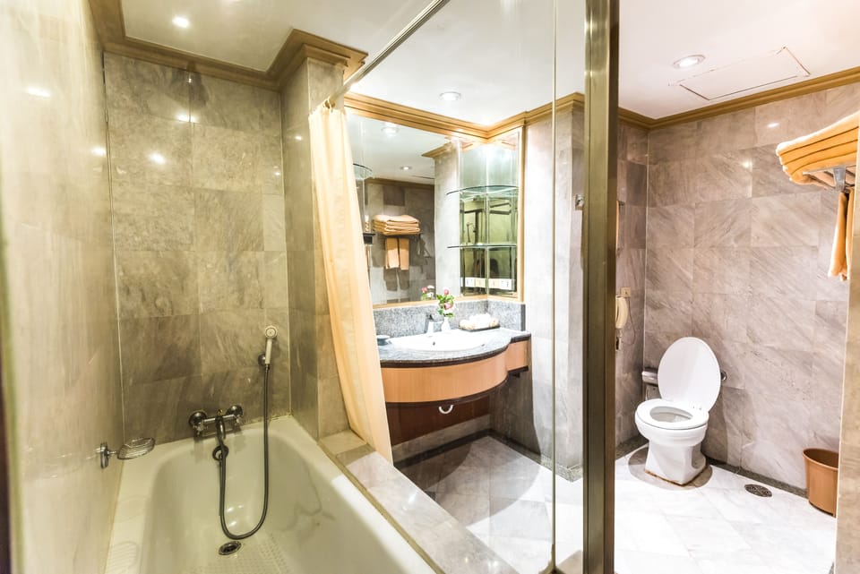 Superior Suite | Bathroom | Free toiletries, hair dryer, bathrobes, slippers