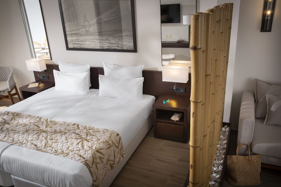 Hypo-allergenic bedding available, in-room safe, desk, laptop workspace