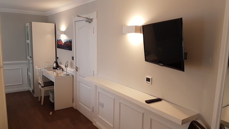 Family Junior Suite | Premium bedding, minibar, blackout drapes, soundproofing